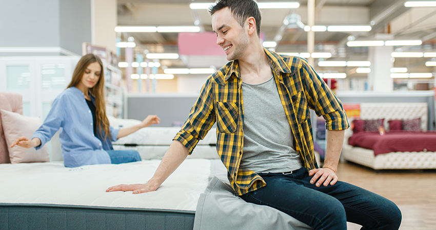 Stel samen matras uitzoeken in de winkel